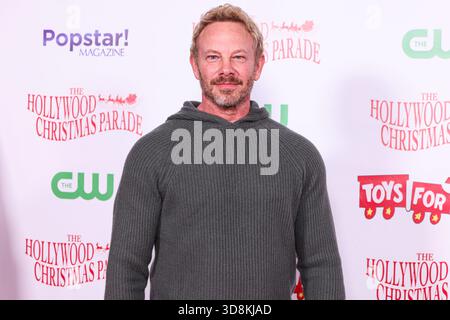 Hollywood, Usa. Dezember 2025. HOLLYWOOD, LOS ANGELES, KALIFORNIEN, USA - NOVEMBER 30: Der US-amerikanische Schauspieler Ian Ziering kommt zur 93. Jährlichen Hollywood Christmas Parade mit Grand Marshal Luke Wilson, der Marine Toys for Tots am 30. November 2025 in Hollywood, Los Angeles, Kalifornien, USA, unterstützt. (Foto: Xavier Collin/Image Press Agency) Credit: Image Press Agency/Alamy Live News Stockfoto