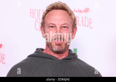 Hollywood, Usa. Dezember 2025. HOLLYWOOD, LOS ANGELES, KALIFORNIEN, USA - NOVEMBER 30: Der US-amerikanische Schauspieler Ian Ziering kommt zur 93. Jährlichen Hollywood Christmas Parade mit Grand Marshal Luke Wilson, der Marine Toys for Tots am 30. November 2025 in Hollywood, Los Angeles, Kalifornien, USA, unterstützt. (Foto: Xavier Collin/Image Press Agency) Credit: Image Press Agency/Alamy Live News Stockfoto