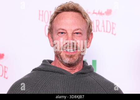 Hollywood, Usa. Dezember 2025. HOLLYWOOD, LOS ANGELES, KALIFORNIEN, USA - NOVEMBER 30: Der US-amerikanische Schauspieler Ian Ziering kommt zur 93. Jährlichen Hollywood Christmas Parade mit Grand Marshal Luke Wilson, der Marine Toys for Tots am 30. November 2025 in Hollywood, Los Angeles, Kalifornien, USA, unterstützt. (Foto: Xavier Collin/Image Press Agency) Credit: Image Press Agency/Alamy Live News Stockfoto