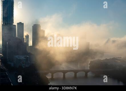 Rainey Street Austin Texas im Morgennebel mit Ladybird Lake und Congress Bridge Stockfoto