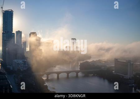 Morgennebel der Rainey Street und des Waterline Building in Austin, Texas Stockfoto