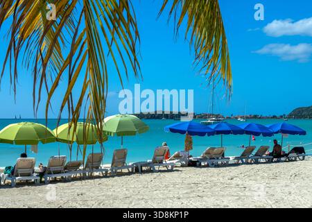Liegestühle und Sonnenschirme am Great Bay Beach in Philipsburg, Karibikurlaub auf der Insel Sint Maarten (Saint Martin), Niederländisch-Westindien Stockfoto