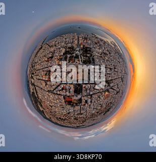 Luftpanorama von Thessaloniki, Griechenland, zeigt die Dichte der Stadt, die Küste und den Sonnenuntergang in einem winzigen Planeten-Effekt. Stockfoto