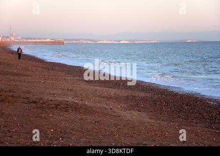 Blick vom Shoreham Beach bei Sonnenuntergang auf Hove und das Brighton Eye Stockfoto