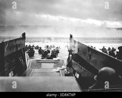Während des Zweiten Weltkriegs landet Ein LCVP (Landing Craft, Vehicle, Personals) der USS Samuel Chase am Morgen des 6. Juni 1944 (D-Day) in Omaha Beach von Bord. Stockfoto