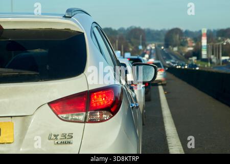 Autos stecken aufgrund eines Unfalls auf der Autobahn M1 vor lisburn im Verkehrsstau fest Stockfoto