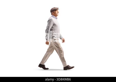 Profilaufnahme eines älteren Mannes, der isoliert auf weißem Hintergrund läuft Stockfoto