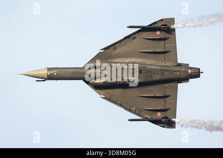 Dubai, Vereinigte Arabische Emirate - 17. November 2025: HAL Tejas Kampfflugzeug der indischen Luftwaffe. Luftfahrt- und Militärflugzeuge. Stockfoto
