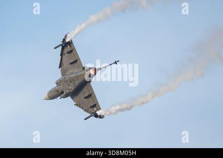 Dubai, Vereinigte Arabische Emirate - 17. November 2025: HAL Tejas Kampfflugzeug der indischen Luftwaffe. Luftfahrt- und Militärflugzeuge. Stockfoto