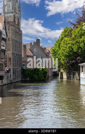 Brügge, Belgien - 19. Mai 2023: Blick von Mariabrug (Marienbrücke) auf den Rosenkranzkai (Rozenhoedkaai) durch den Wasserkanal Dijver Canal. Stockfoto