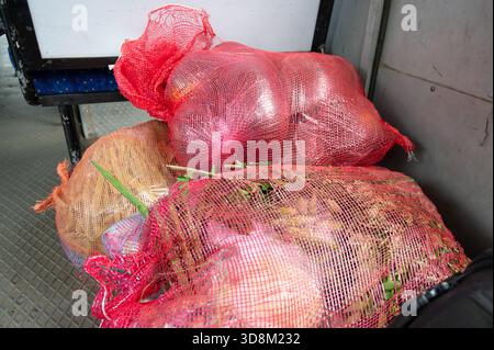 Lebensmittelbeutel mit Gemüse, Obst, Kräutern und Gewürzen in Einem Bus in Indien, Lebensmittelgeschäft indischer Dorfbewohner auf dem City Market, öffentliche Verkehrsmittel Stockfoto