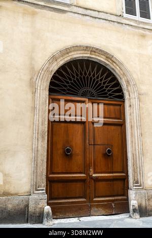 Steinbogen und traditionelles italienisches Tor in Siena, Italien. Stockfoto
