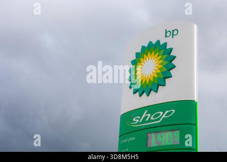Merida, Spanien - 2. Mai 2025: BP Price Board vor der spanischen Tankstelle. Benzinpreise Konzept Stockfoto