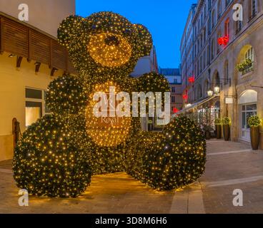 Paris, Frankreich - 11 30 2025: Paris Am Weihnachtsabend. Sehen Sie den beleuchteten Teddybären im Le Village Royal mit weihnachtsdekoration bei Nacht Stockfoto