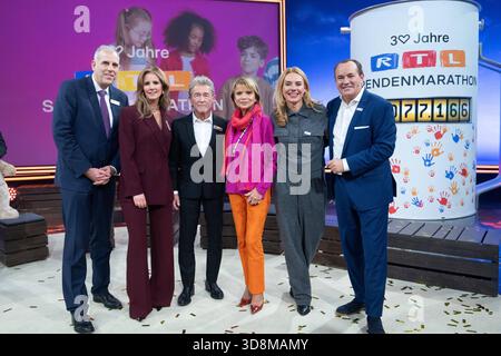 V.l. Stephan SCHMITTER, Chief Content Officer von RTL, Mareile HOEPPNER, Moderatorin, Peter Maffay, Saenger, Musiker, Uschi GGLAS, Schauspielerin, Inga LESCHEK, Chief Content Officer RTL Deutschland Wolfram KONS, Moderatorin, praesentieren die Spendensumme 23.077.166 Euro, 30. RTL Spendenmarathon Wir helfen Kindern , Fernsehen, 20.-21.11.2025 in Hürth, Deutschland, *** von links Stephan SCHMITTER, Chief Content Officer von RTL, Mareile HOEPPNER, Moderator, Peter Maffay, Sänger, Musiker, Uschi GGLAS, Schauspielerin, Inga LESCHEK, Chief Content Officer RTL Germany Wolfram KONS, Moderatorin, präsentieren die DO Stockfoto