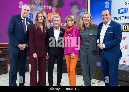 V.l. Stephan SCHMITTER, Chief Content Officer von RTL, Mareile HOEPPNER, Moderatorin, Peter Maffay, Saenger, Musiker, Uschi GGLAS, Schauspielerin, Inga LESCHEK, Chief Content Officer RTL Deutschland Wolfram KONS, Moderatorin, praesentieren die Spendensumme 23.077.166 Euro, 30. RTL Spendenmarathon Wir helfen Kindern , Fernsehen, 20.-21.11.2025 in Hürth, Deutschland, *** von links Stephan SCHMITTER, Chief Content Officer von RTL, Mareile HOEPPNER, Moderator, Peter Maffay, Sänger, Musiker, Uschi GGLAS, Schauspielerin, Inga LESCHEK, Chief Content Officer RTL Germany Wolfram KONS, Moderatorin, präsentieren die DO Stockfoto