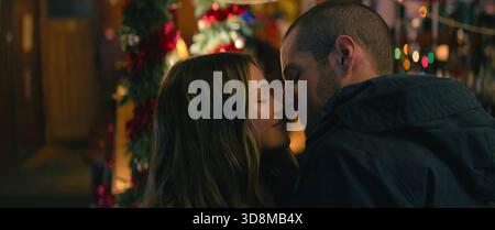 Jingle Bell Heist ist eine US-amerikanische Weihnachtskomödie von Michael Fimognari aus dem Jahr 2025 mit Olivia Holt, Connor Swindells, Lucy Punch und Peter Serafinowicz. Stockfoto