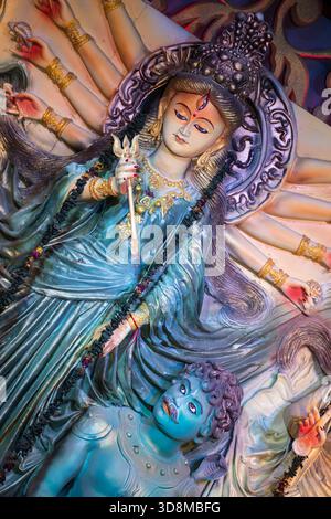 Idol der Göttin Durga in Durga Puja 2025 organisiert von Panchbari, Patharghata, Chattogram, Bangladesch. Stockfoto