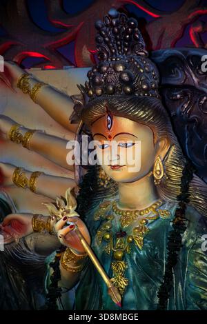 Idol der Göttin Durga in Durga Puja 2025 organisiert von Panchbari, Patharghata, Chattogram, Bangladesch. Stockfoto