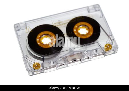 Retro-Audiokassetten isoliert auf weißem Hintergrund, Musikkonzept der 80er Jahre. Selektiver Fokus Stockfoto