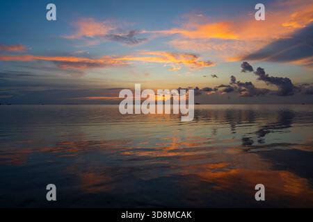 Wunderschöner Sonnenuntergang über dem Meerwasser auf der Insel Koh Phangan, Thailand. Reise- und Naturkonzept. Abendhimmel, Wolken, Sonne und Meerwasser. Wunderbar Stockfoto