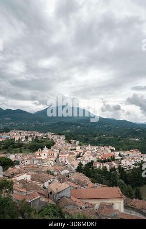 Panoramablick auf die Stadt Rotonda in Basilicata, Italien, mit Bergen und Dächern unter bewölktem Himmel Stockfoto