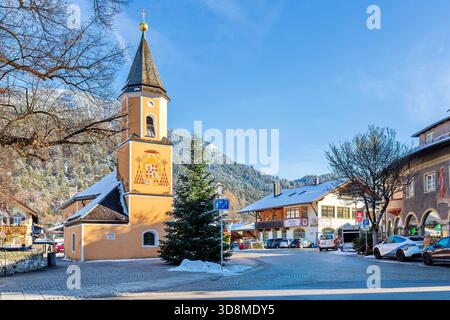Garmisch-Partenkirchen, Bayern, Deutschland – 28. November 2025: Blick auf die Sebastianskirche im historischen Stadtteil Partenkirchen auf einem hellen W Stockfoto
