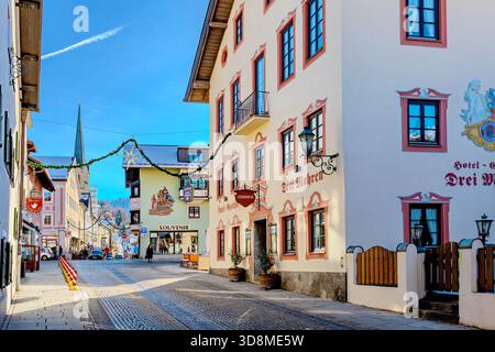 Partenkirchen, Garmisch-Partenkirchen, Bayern, Deutschland – 28. November 2025: Eine malerische Straße im historischen Stadtteil Partenkirchen mit Tradition Stockfoto