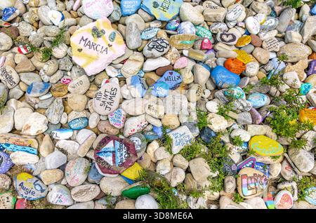 Detailbild einer Sammlung von handgemalten Felsen, die in Erinnerung an die Verlorenen entstanden sind Stockfoto