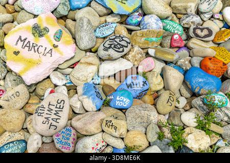Detailbild einer Sammlung von handgemalten Felsen, die in Erinnerung an die Verlorenen entstanden sind Stockfoto