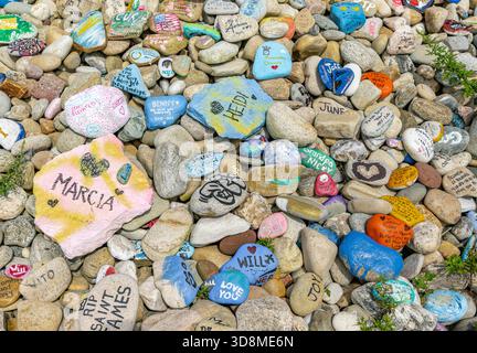 Detailbild einer Sammlung von handgemalten Felsen, die in Erinnerung an die Verlorenen entstanden sind Stockfoto