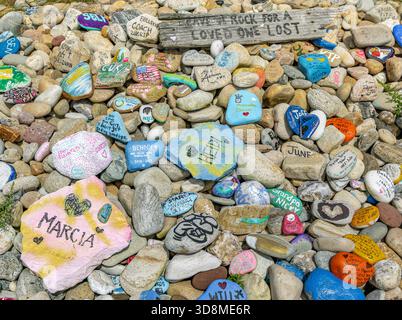 Detailbild einer Sammlung von handgemalten Felsen, die in Erinnerung an die Verlorenen entstanden sind Stockfoto