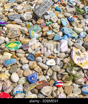 Detailbild einer Sammlung von handgemalten Felsen, die in Erinnerung an die Verlorenen entstanden sind Stockfoto