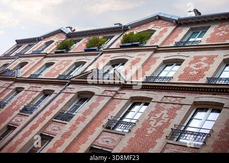 Fassade eines ungewöhnlichen Ziegelgebäudes in Paris Stockfoto