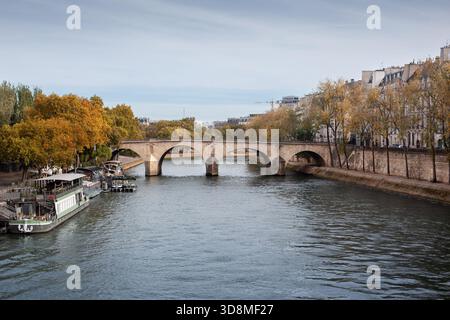 Boote und Binnenschiffe auf der seine in Paris Stockfoto