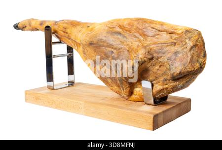 Ausgehärteter spanischer Jamonschinken, der auf Halter liegt, isoliert auf weißem Hintergrund Stockfoto