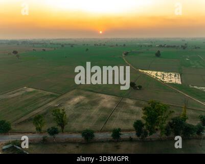 Aus der Vogelperspektive des goldenen Sonnenlichts, das die üppigen grünen Felder und Wege von Anandpur Sahib küsst, erschafft eine ruhige und malerische Landschaft, Anandpur Sah Stockfoto