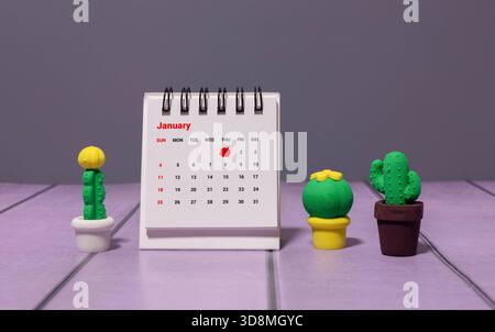 Hölzerner ewiger Kalender mit dem 1. Januar Stockfoto