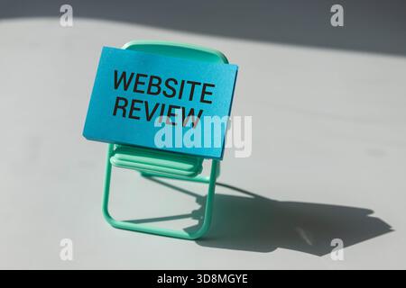 Jahreshauptversammlung, Geschäftskonzept. Text auf gelbem Haftnotiz. Mockup für die Website-Werbeaktion. Stockfoto