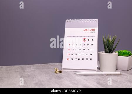 Hölzerner ewiger Kalender mit dem 1. Januar Stockfoto
