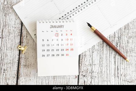 Hölzerner ewiger Kalender mit dem 1. Januar Stockfoto