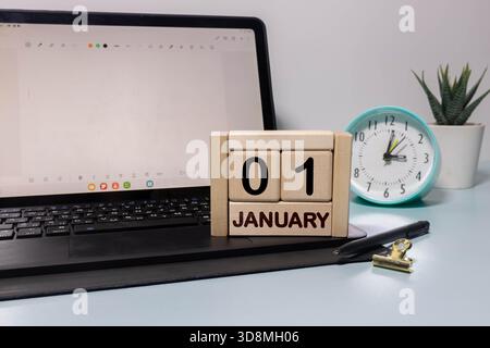 Hölzerner ewiger Kalender mit dem 1. Januar Stockfoto