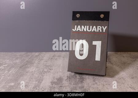 Hölzerner ewiger Kalender mit dem 1. Januar Stockfoto
