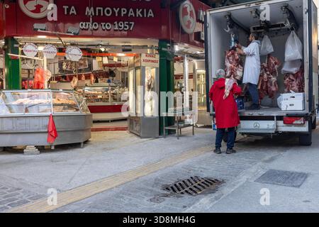 Thessaloniki, Griechenland, 17. September 2025 – Fleischzubereitung am frühen Morgen auf dem Kapani-Markt, Präsentation der traditionellen Metzgerei und Teamarbeit vor den Kunden Stockfoto