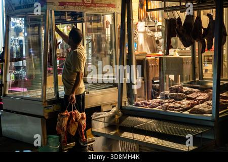 Thessaloniki, Griechenland, 17. September 2025 – Fleischzubereitung am frühen Morgen auf dem Kapani-Markt, Präsentation der traditionellen Metzgerei und Teamarbeit vor den Kunden Stockfoto