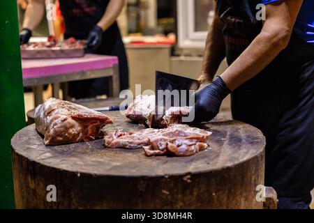 Thessaloniki, Griechenland, 17. September 2025 – Fleischzubereitung am frühen Morgen auf dem Kapani-Markt, Präsentation der traditionellen Metzgerei und Teamarbeit vor den Kunden Stockfoto