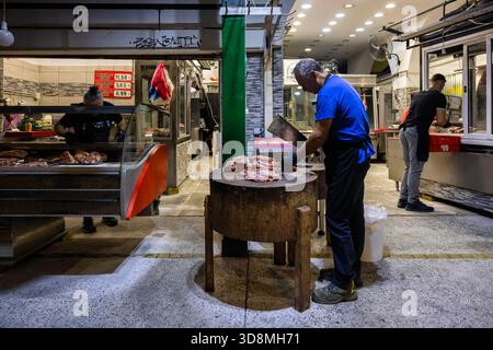 Thessaloniki, Griechenland, 17. September 2025 – Fleischzubereitung am frühen Morgen auf dem Kapani-Markt, Präsentation der traditionellen Metzgerei und Teamarbeit vor den Kunden Stockfoto