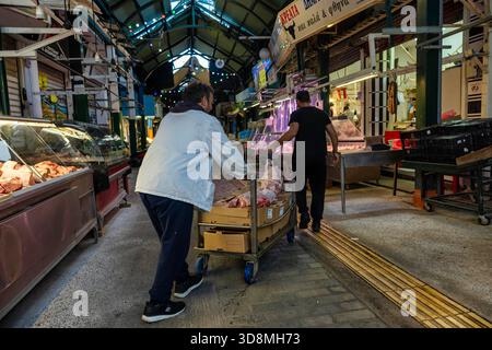 Thessaloniki, Griechenland, 17. September 2025 – Fleischzubereitung am frühen Morgen auf dem Kapani-Markt, Präsentation der traditionellen Metzgerei und Teamarbeit vor den Kunden Stockfoto