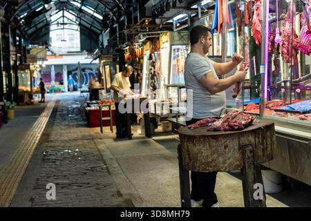 Thessaloniki, Griechenland, 17. September 2025 – Fleischzubereitung am frühen Morgen auf dem Kapani-Markt, Präsentation der traditionellen Metzgerei und Teamarbeit vor den Kunden Stockfoto