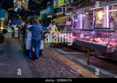 Thessaloniki, Griechenland, 17. September 2025 – Fleischzubereitung am frühen Morgen auf dem Kapani-Markt, Präsentation der traditionellen Metzgerei und Teamarbeit vor den Kunden Stockfoto